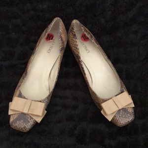 Ellen Tracy Alligator Kitten Heel